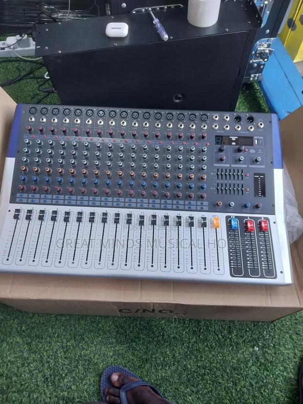 Yamaha Kv16 Powered Mixer · Photo 3