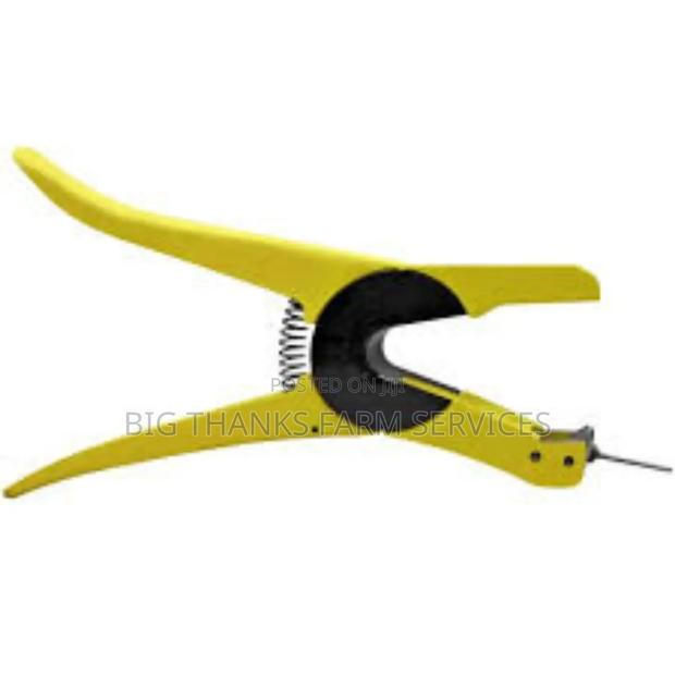 Rabbit Tag Applicator · Photo 1