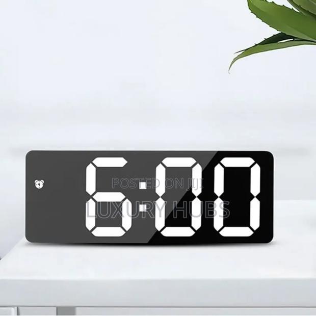 Table Top Digital Alarm Clock · Photo 1