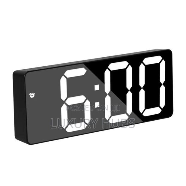 Table Top Digital Alarm Clock · Photo 2