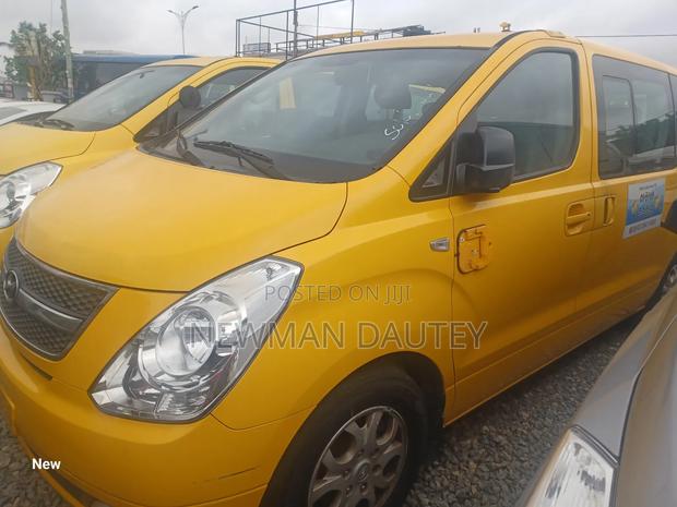 Hyundai Starex 2013 Yellow · Photo 1