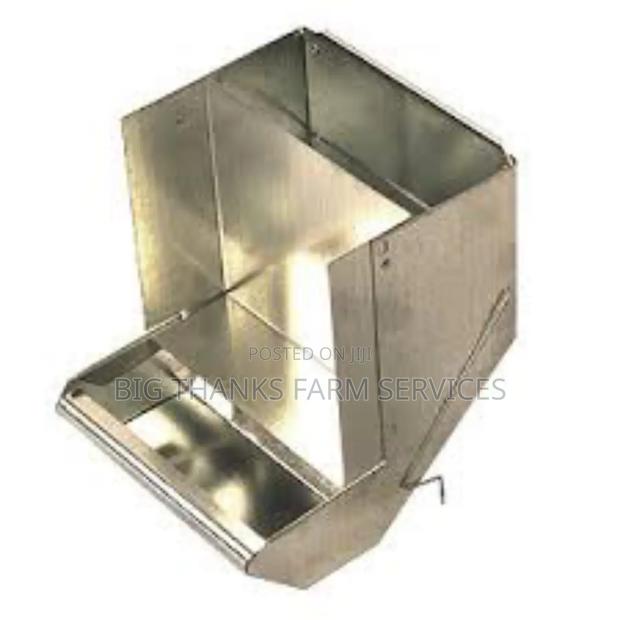 Rabbit J Feeders Both Metal & Plastics · Photo 2