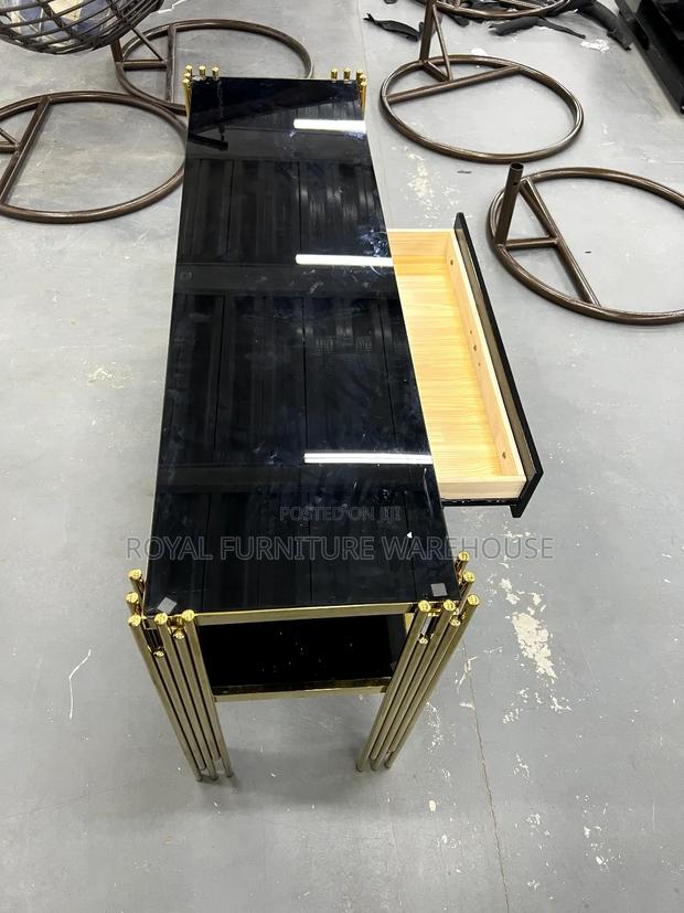 Royal Console With Drawer · Photo 3
