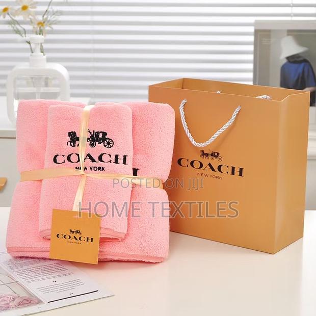 Pink Bath Towel And Pink Salon Towel · Photo 1