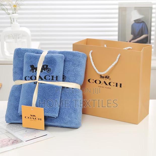 2 Pieces Towels (1 Bath Towel and 1 Salon Towel) · Photo 1
