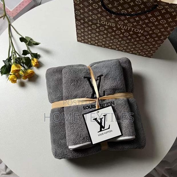 2 Pieces Dark Grey Louis Vuitton Towels · Photo 1