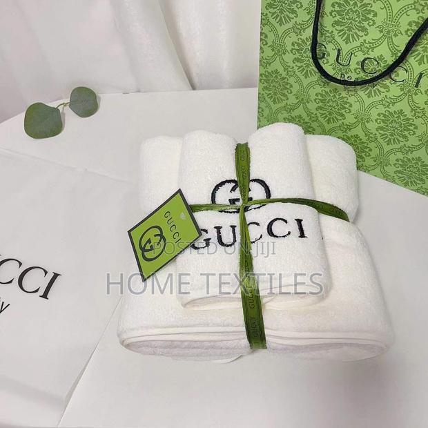 2 Pieces White Gucci Towels · Photo 1