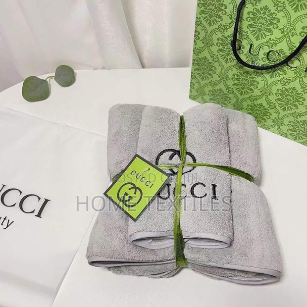 2 Pieces Gucci Gift Package Towels · Photo 1