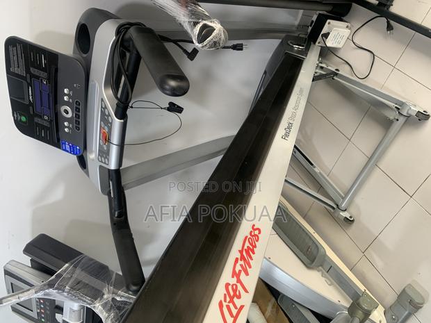 Life Fitness Treadmill 150kg · Photo 3