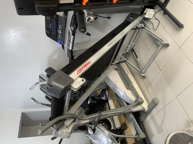 Life Fitness Treadmill 150kg · Photo 4