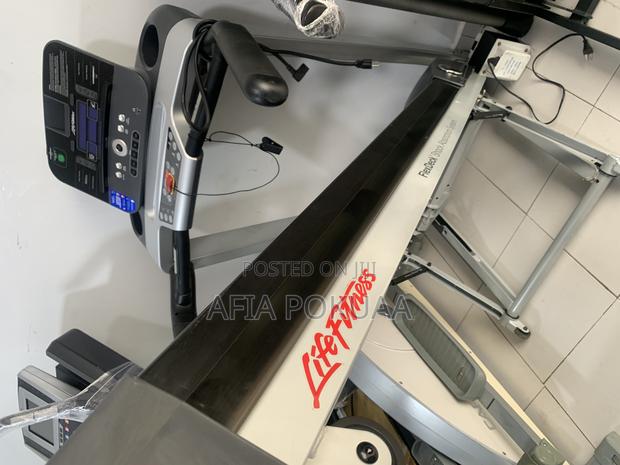 Life Fitness Treadmill 150kg · Photo 2