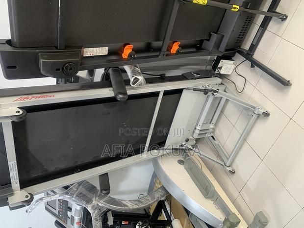 Life Fitness Treadmill 150kg · Photo 6