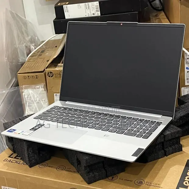New Laptop Lenovo 16GB Intel Core i7 SSD 512GB · Photo 1