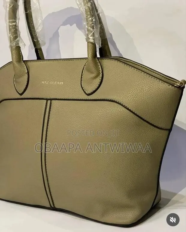 Beige Handbag · Photo 1