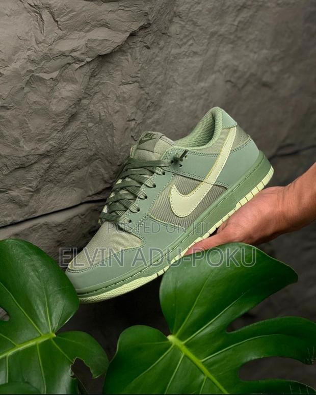 Nike Dunk Low Retro Premium Oil Green · Photo 1