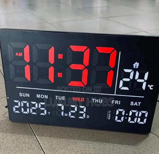 Digital Alarm Clock With Temperature Display · Photo 1