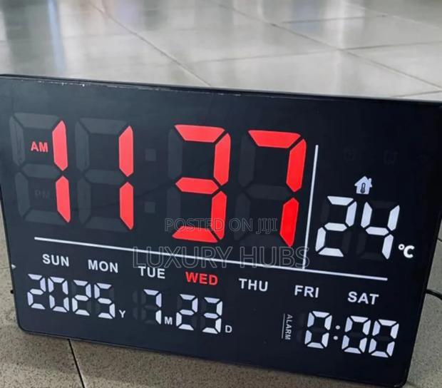 Digital Alarm Clock With Temperature Display · Photo 2