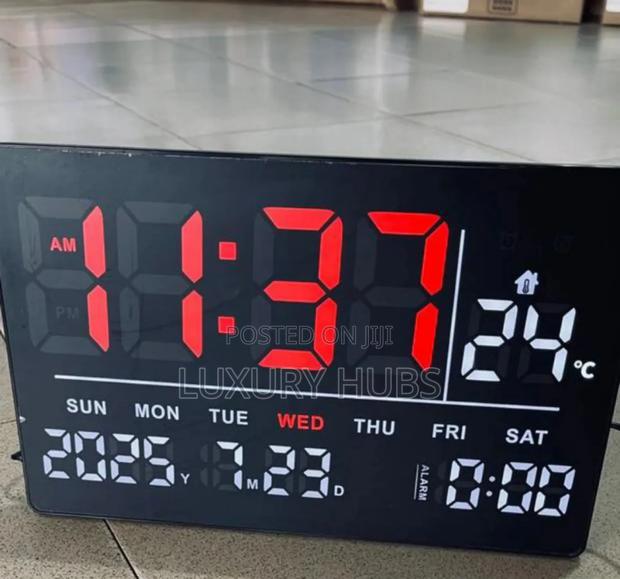 Digital Alarm Clock With Temperature Display · Photo 3