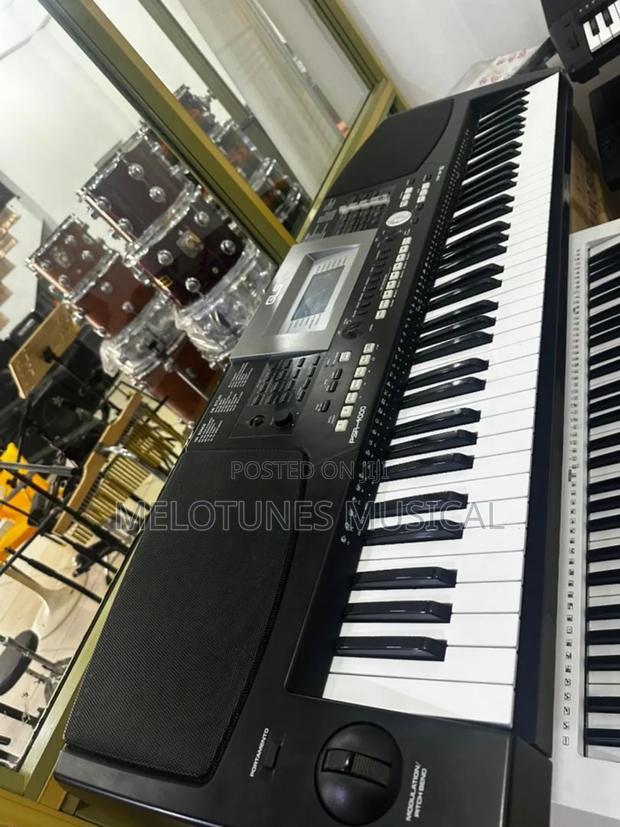 GLS PSR-4000 Professional Keyboard · Photo 1