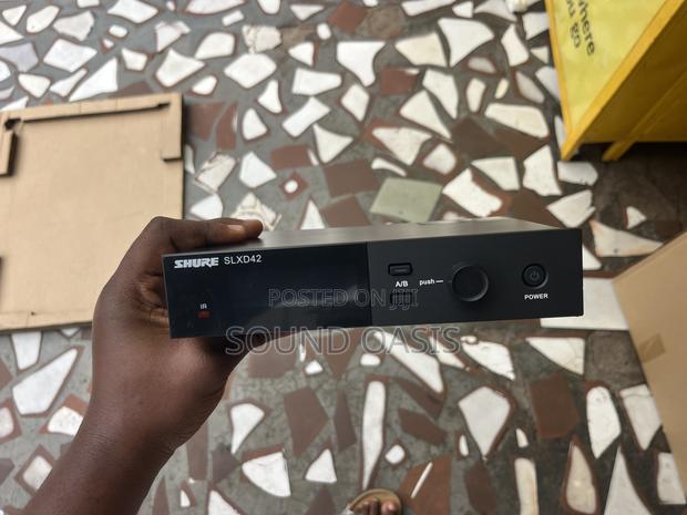 Shure SLX-D 2 in 1 Digital Microphone · Photo 2