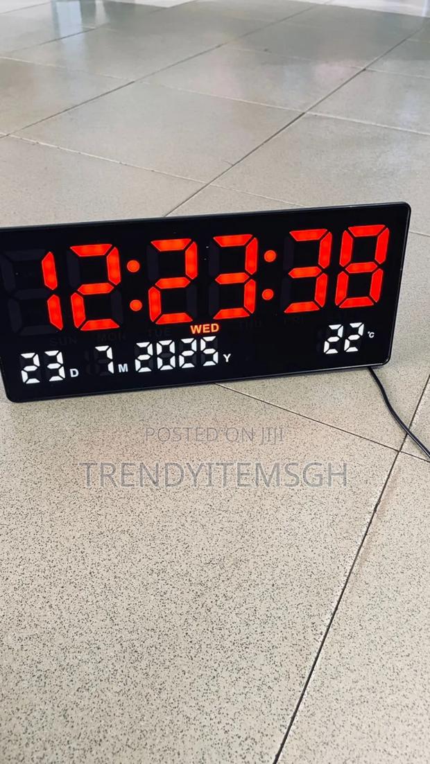 Digital Led Screen Clock With Calendar Temperature · Photo 2