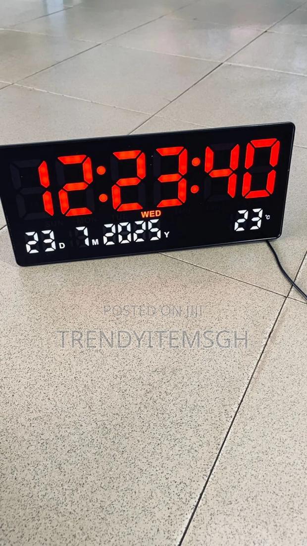 Digital Led Screen Clock With Calendar Temperature · Photo 3