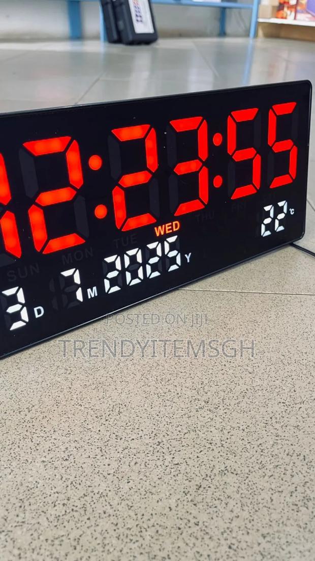 Digital Led Screen Clock With Calendar Temperature · Photo 4