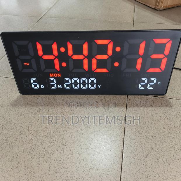 Digital Led Screen Clock With Calendar Temperature · Photo 5