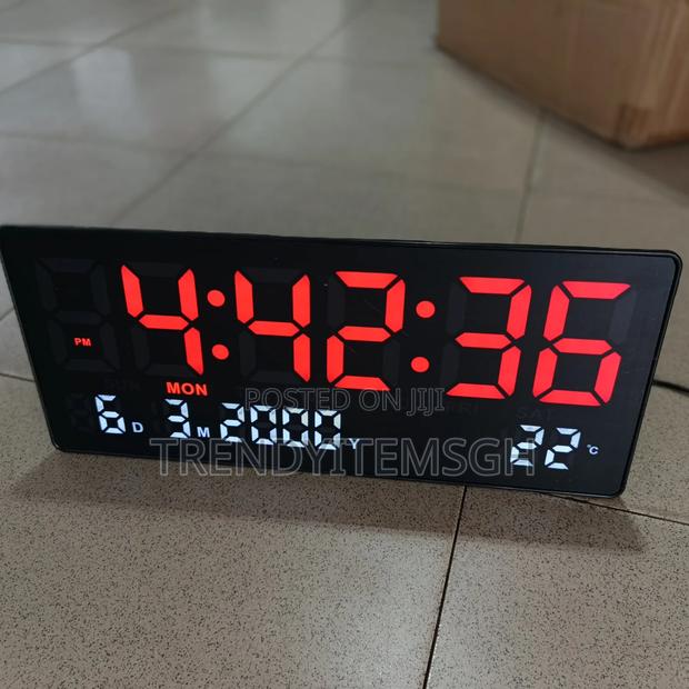 Digital Led Screen Clock With Calendar Temperature · Photo 6