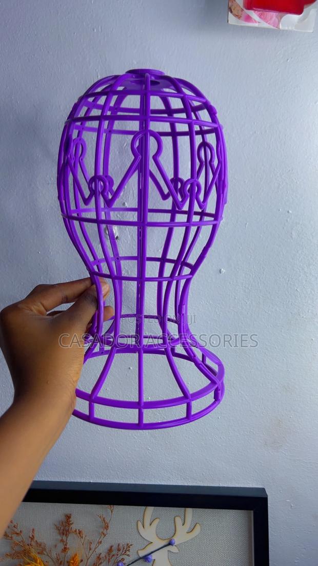 Plastic Wig Stand · Photo 1