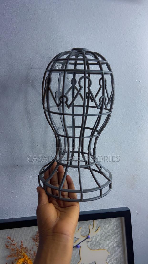 Plastic Wig Stand · Photo 2