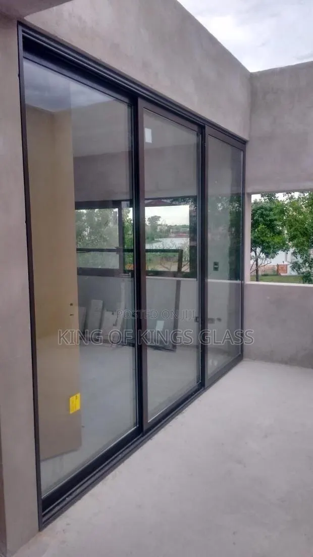 3 Base Sliding Door · Photo 1