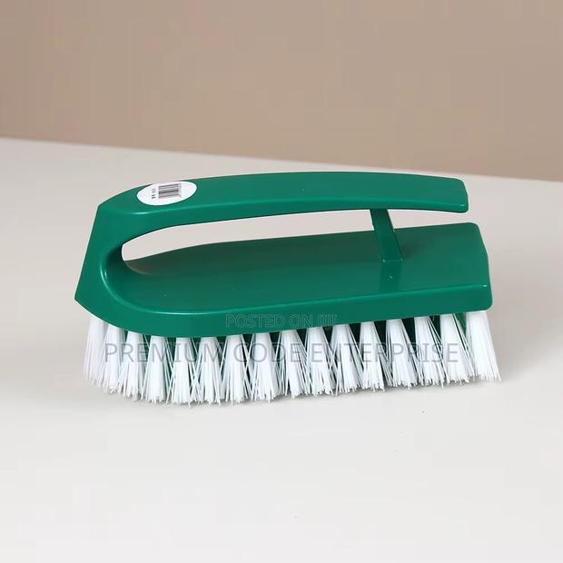 Scrubbing Brush With Nylon Bristles · Photo 1
