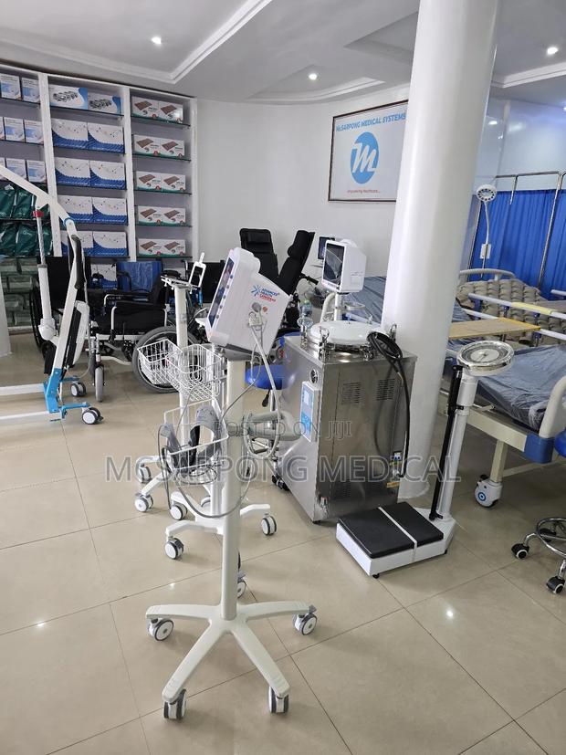 Patient Vital Signs Monitor · Photo 2