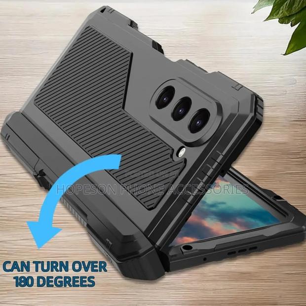 Samsung Z Fold Shockproof and Rugged Transparent Phone Case · Photo 8