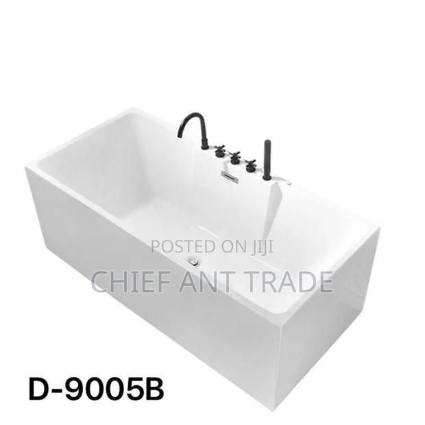 Bath With Built-in Showers D-9005b · Photo 1