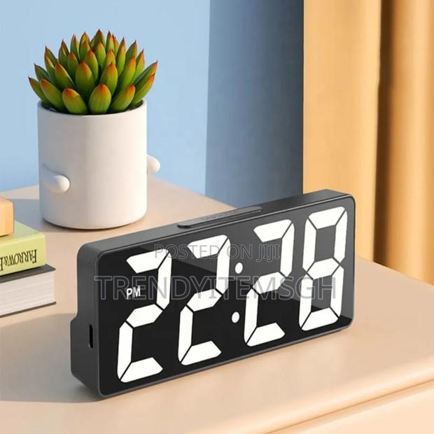 Digital Display Table Top Alarm Clock · Photo 1