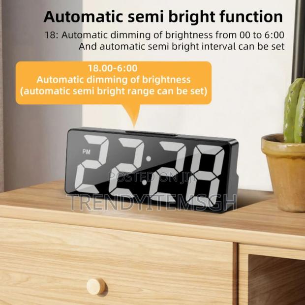 Digital Display Table Top Alarm Clock · Photo 4