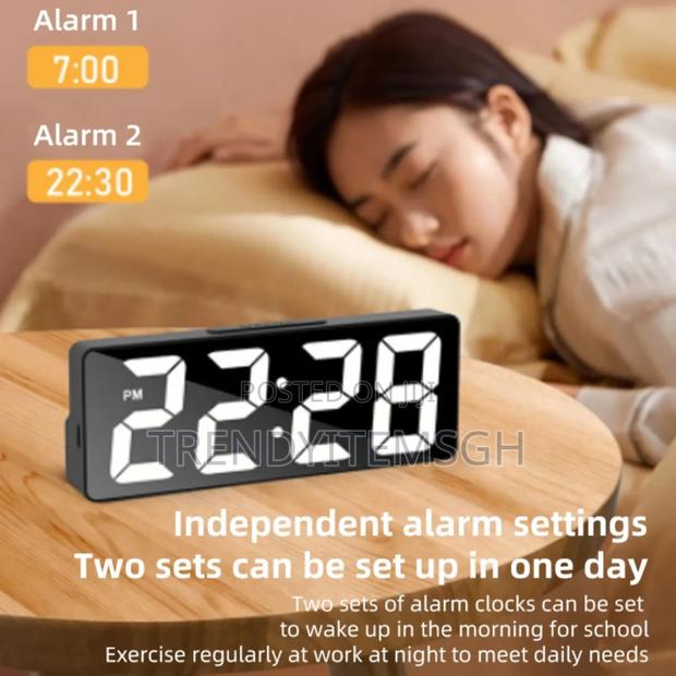 Digital Display Table Top Alarm Clock · Photo 5