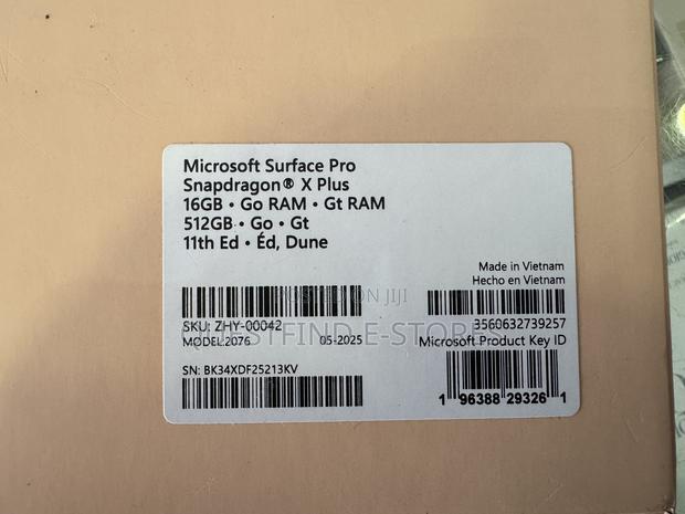 New Microsoft Surface Pro 11th Edition, a Copilot+ PC 16GB SSD 512GB · Photo 3