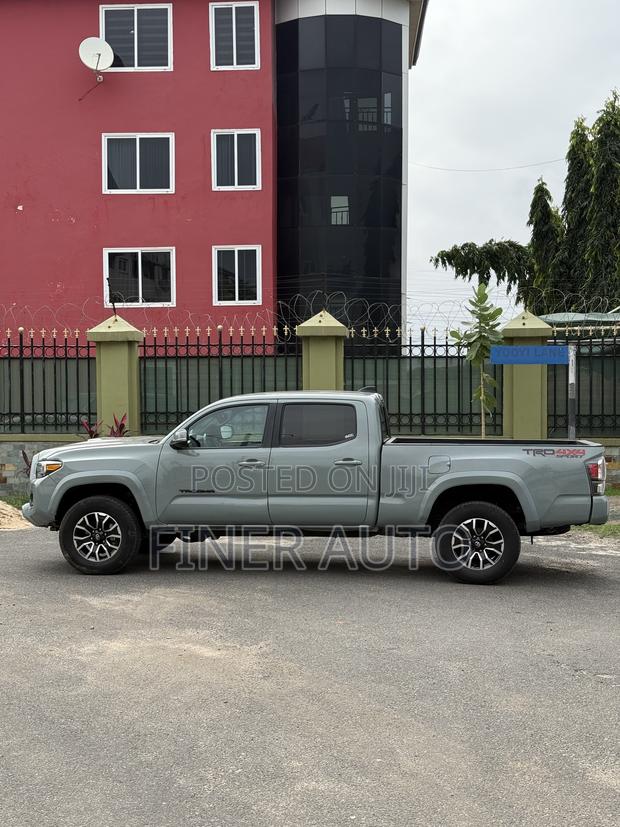 Toyota Tacoma TRD Sport Double Cab 6' Bed V6 AT 2023 Gray · Photo 4