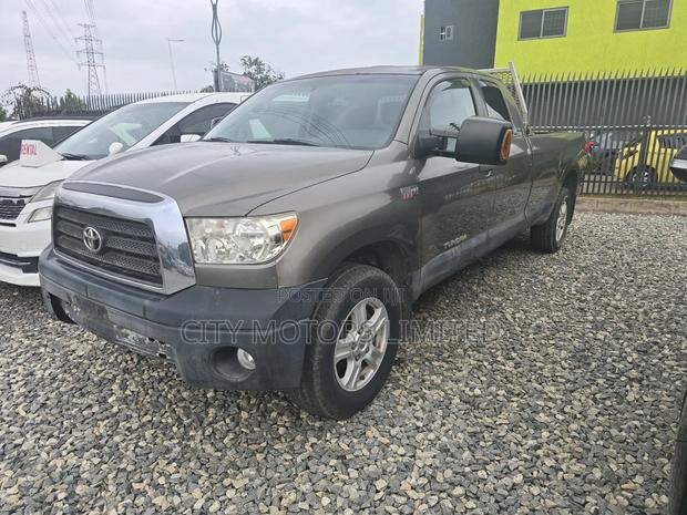 Toyota Tundra CrewMax Limited 5.7L 2009 Gray · Photo 2