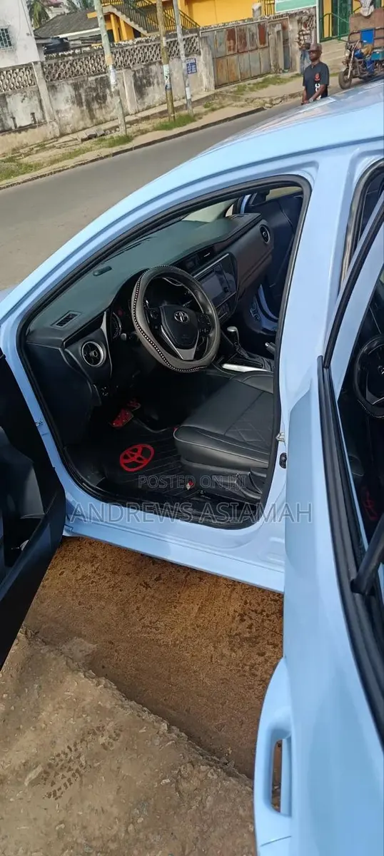 Toyota Corolla L (1.8L 4cyl 2A) 2018 Blue · Photo 1