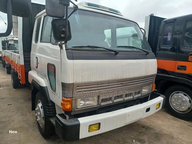 Kia Rhino 2001 White · Photo 1