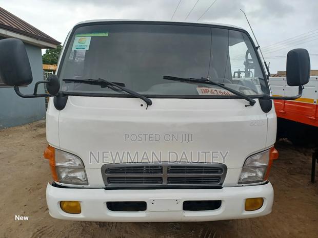 Hyundai Mighty White 2.5 · Photo 2