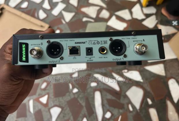 Shure Slxd24 Dual Professional Wireless Microphone · Photo 2