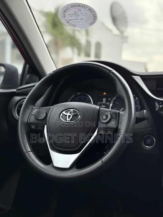 Toyota Corolla XSE 4dr Sedan (1.8L 4cyl CVT) 2017 Red · Photo 4