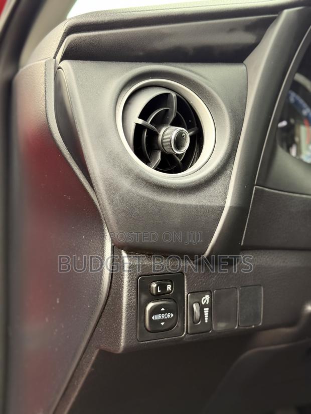 Toyota Corolla XSE 4dr Sedan (1.8L 4cyl CVT) 2017 Red · Photo 7