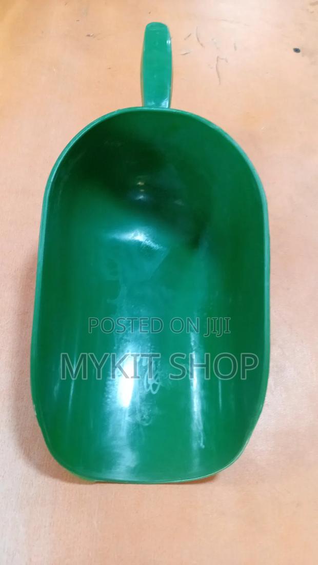 Plastic Grain Scoop · Photo 1