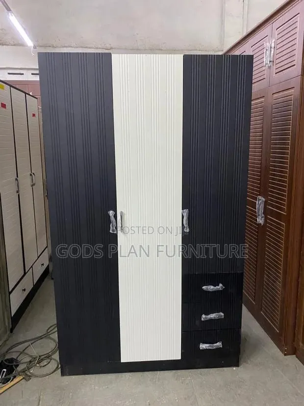 Wooden Wardrobe · Photo 1